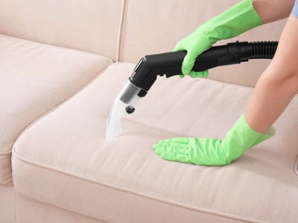 Profissional a limpar estofos